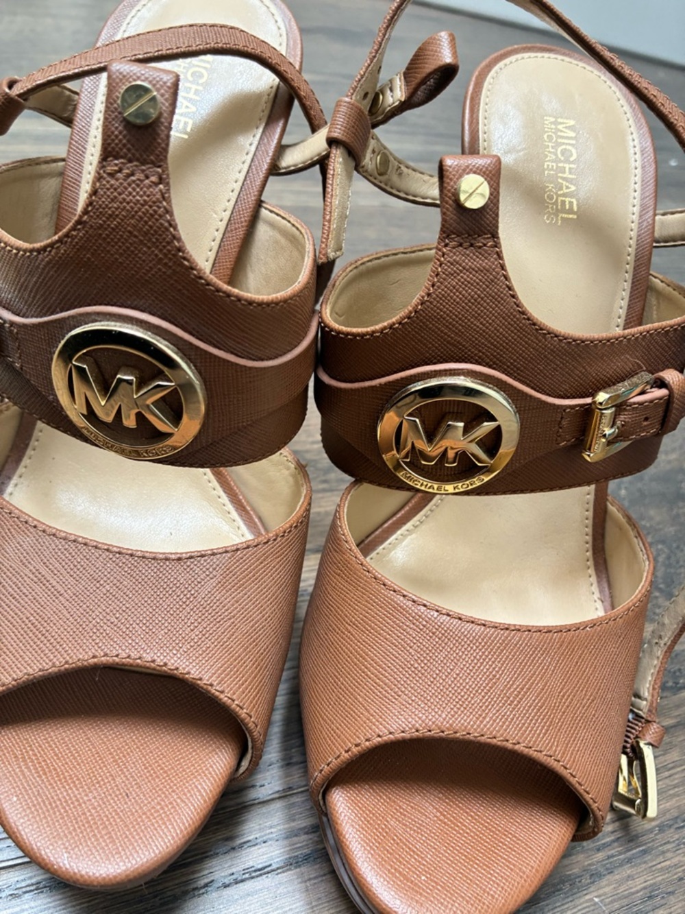 Michael KORS MACKENZIE MK GOLD LOGO SAFFIANO PLATFORM SANDALS SIZE 9 - Picture 2 of 8